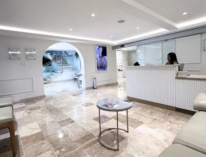 Recepción de Vivante con pisos de mármol